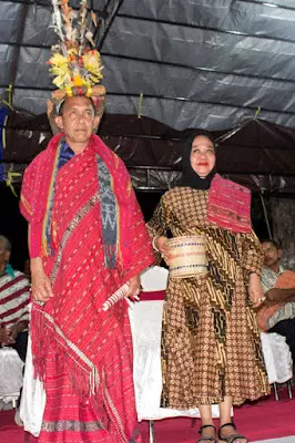 Gubernur Maluku, Said Assagaff, dianugrahi dua gelar adat tertinggi yang diberikan pemerintah, masyarakat dan tua-tua adat di Kabupaten Maluku Barat Daya (MBD), saat berkunjung ke wilayah yang berbatasan dengan negara tetangga Timor Leste tersebut.